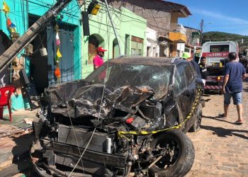 Caminhão desgovernado atingiu ainda casas e carros (Foto: Ednardo Alves)