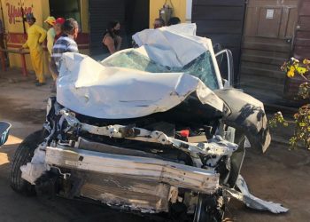 Caminhão desgovernado atingiu carros e casas, além dos pedestres (Foto: Ednardo Alves)