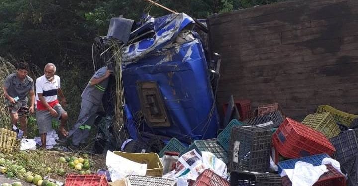 Caminhão carregado de maracujá tomba na rodovia CE-386 em Farias Brito
