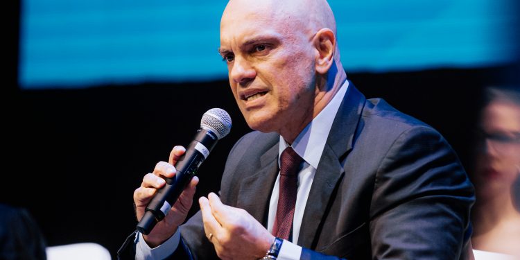 Quem usar fake news e falar de fraude em urnas terá registro cassado, diz Moraes