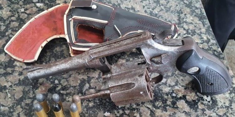 Crato: Abordagem da Polícia Militar termina com suspeito preso e arma de uso restrito apreendida