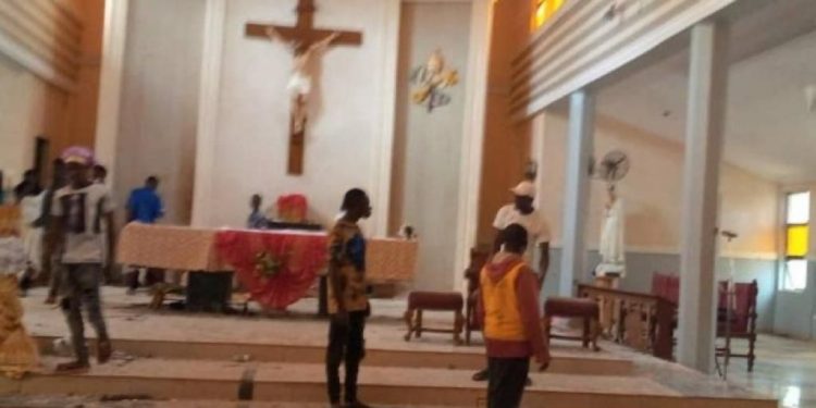 Homens armados matam 50 pessoas em igreja católica na Nigéria