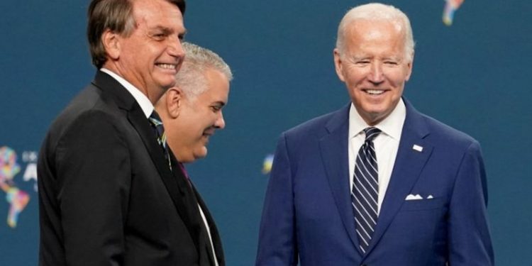 Bolsonaro pede ajuda a Biden para dar golpe no Brasil caso perca as eleições; presidente americano ignora