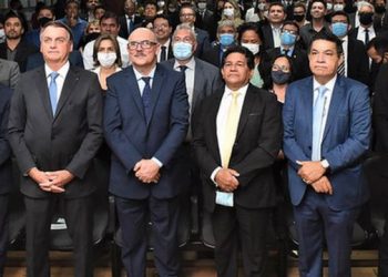 Milton Ribeiro (à direita de Bolsonaro) e pastores Gilmar Santos e Arilton Moura (à direita de Ribeiro) são os alvos principais da investigação da Polícia Federal (Foto: Catarina Chaves/MEC)