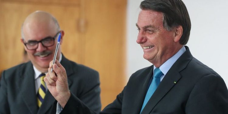 Milton Ribeiro revela em áudio ter recebido ligação de Bolsonaro: ‘ele acha que vão fazer uma busca’