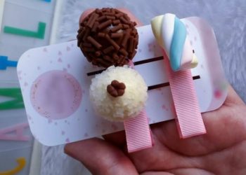 Kit de presilhas infantis tinha enfeites que imitam brigadeiro, beijinho e marshmallow (Foto: Arquivo pessoal)