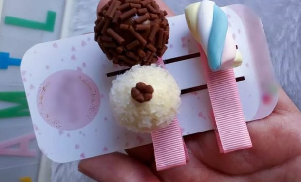 Kit de presilhas infantis tinha enfeites que imitam brigadeiro, beijinho e marshmallow (Foto: Arquivo pessoal)
