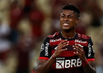Atacante sentiu dores no joelho e deixou o gramado aos prantos (Foto: Buda Mendes/GettyImages)
