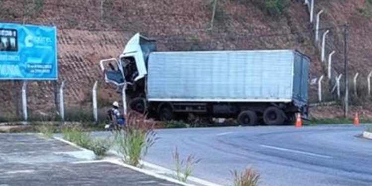 Caminhão desgovernado se choca com barreira em Crato