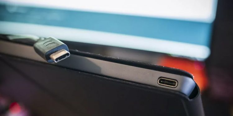 Anatel propõe padronizar entrada de carregadores nos celulares