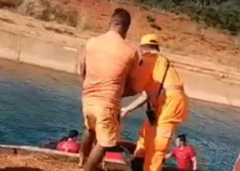 Bombeiros e civis tentam resgatar vítimas de carro que caiu no canal da transposição do Rio São Francisco (Foto: Reprodução)