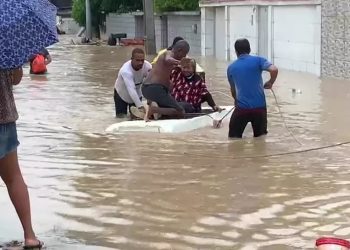 Idosa ilhada é resgatada em Campina do Barreto, Zona Norte do Recife (Foto: Reprodução)