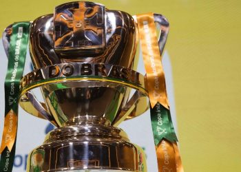 Troféu da Copa do Brasil é exibido pela CBF; restam 16 clubes na disputa pelo título deste ano (Foto: Amanda Paiva/CBF)