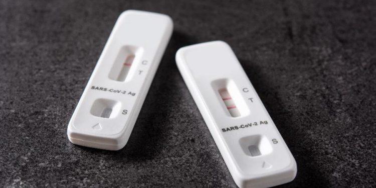 Quando fazer autoteste de Covid-19? Precisa de sintomas ou é confiável sem?