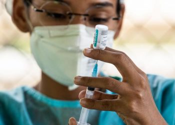 Vencimento de doses é motivo de 60% das perdas de vacinas da Covid no Ceará