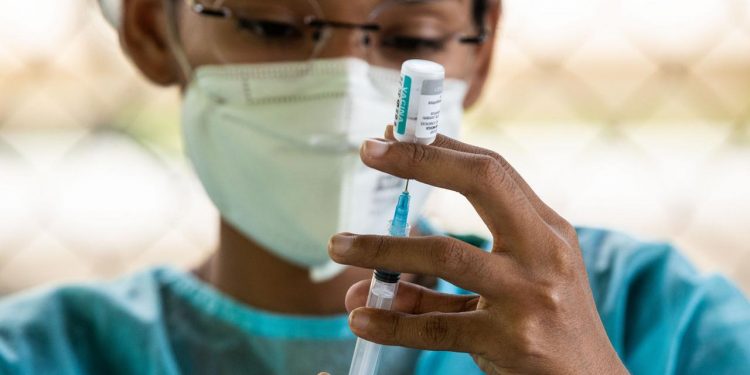 Vencimento de doses é motivo de 60% das perdas de vacinas da Covid no Ceará