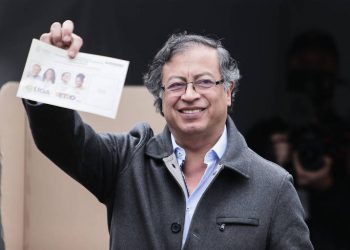 O presidente eleito da Colômbia, Gustavo Petro, com cédula de votação em Bogotá (Foto: Jhon Paz/Xinhua)