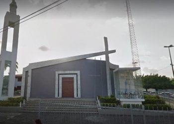 Pároco da igreja Matriz Nossa Senhora de Candelária, em Natal, foi afastado após admitir caso com noivo de cerimônia que ele celebrou (Foto: Google Street View)