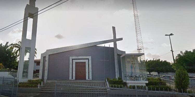 Padre é afastado após admitir sexo com noivo de casamento feito por ele