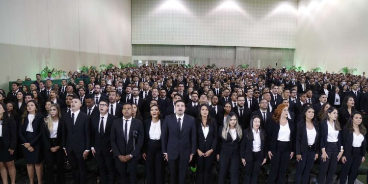 Izolda Cela dá posse a 490 novos policiais civis; servidores atuarão no interior e capital do Estado