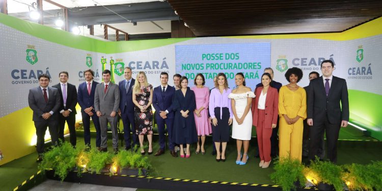 Governadora Izolda Cela empossa dez novos procuradores do Estado do Ceará