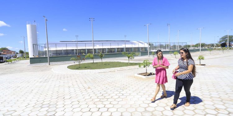 Em Tauá, governadora Izolda Cela entrega Praça da Juventude e autoriza construção de outras obras
