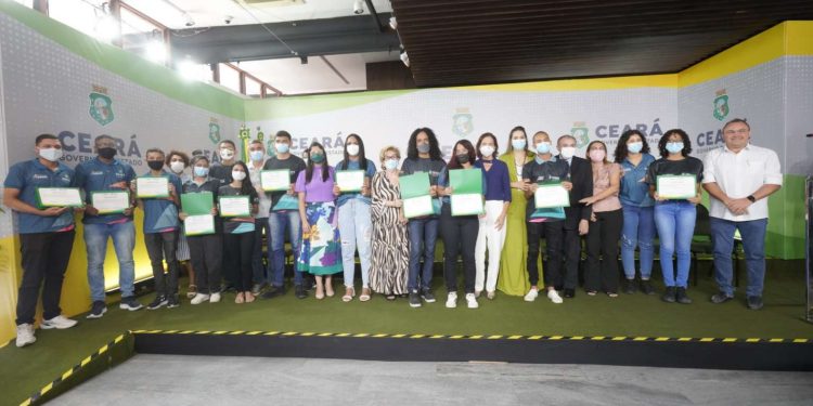 Em dia de certificação de jovens do Primeiro Passo, Izolda Cela lança mais de dez mil vagas do programa