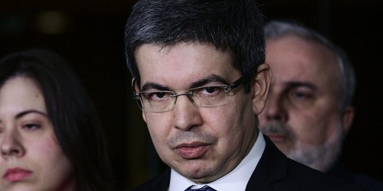 Senador Randolfe Rodrigues entrega pedido de criação da CPI do MEC