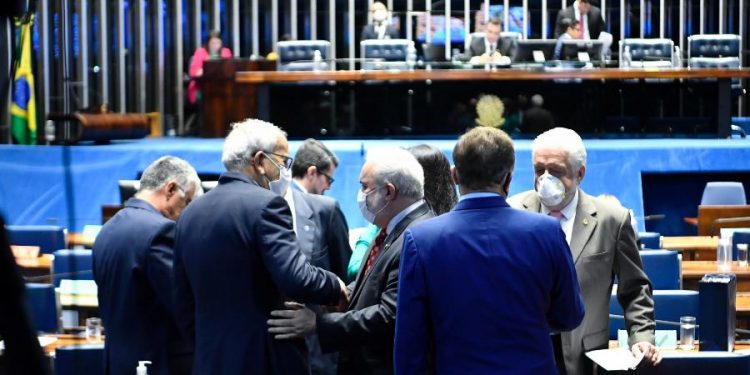 Senado aprova texto-base de projeto que limita ICMS sobre combustíveis