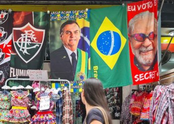 Toalhas customizadas com estampas de Bolsonaro e de Lula em loja no centro do Rio (Foto: Felipe Lucena/UOL)