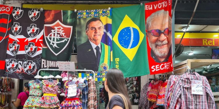 ‘Do Bolsonaro encalhou’: o mercado de toalhas com estampa de políticos