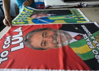‘Do Bolsonaro encalhou’: o mercado de toalhas com estampa de políticos