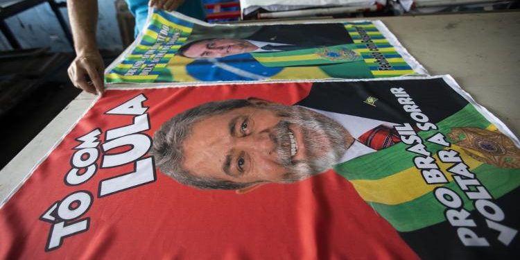 Estampas de Lula e Bolsonaro em uma loja de confecções em Curicica, zona oeste do Rio (Foto: Bruna Prado/UOL)