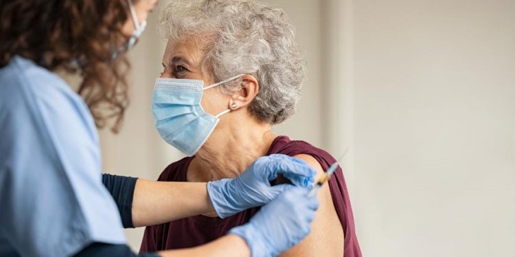 Seis em cada 10 mortos pela Covid no país não tomaram a 3ª dose da vacina