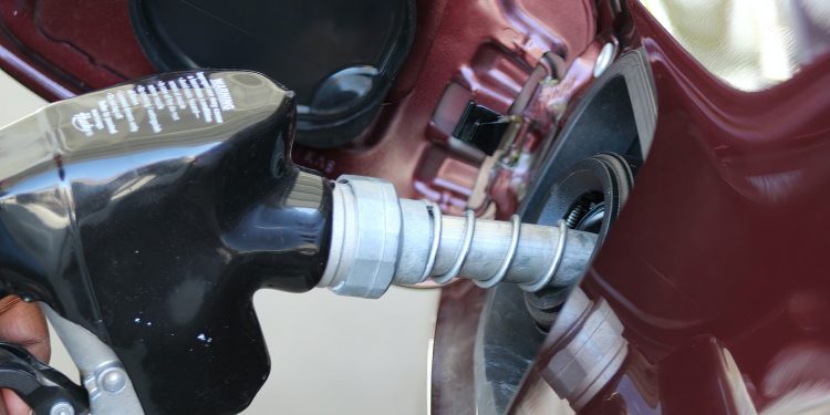 Preço da gasolina no Ceará deve ficar quase R$ 0,80 mais barato e voltar ao patamar de R$ 5