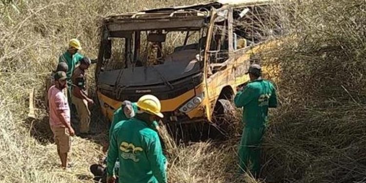 Acidente com micro-ônibus deixa três mortos e quinze feridos em Caririaçu