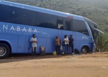 A empresa Guanabara informou que enviou outro ônibus ao local para que os passageiros pudessem completar a viagem (Foto: Reprodução)
