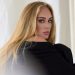 Adele fala ‘Fora, Bolsonaro’ em show em Londres após pedido de fã; vídeo