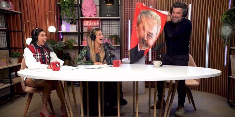 Bruno Gagliasso compra 20 toalhas com rosto de Lula para presentear amigos; vídeo