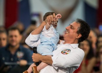 Camilo oficializa candidatura ao Senado com elogios a Izolda e Cid: ‘ninguém vai me separar dele’