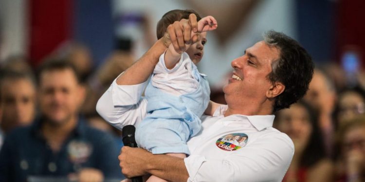 Camilo oficializa candidatura ao Senado com elogios a Izolda e Cid: ‘ninguém vai me separar dele’