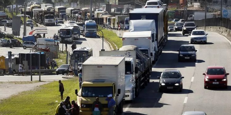 Caminhoneiros vão receber R$ 2 mil de auxílio; veja calendário