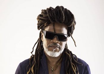 Carlinhos Brown interrompe ‘Fora, Bolsonaro’ em show e plateia reage