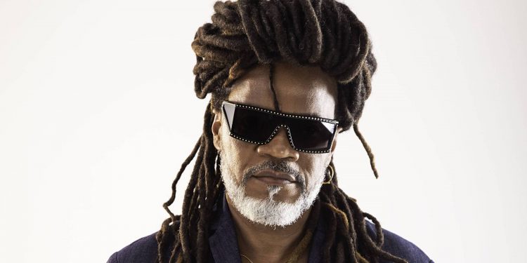 Carlinhos Brown interrompe ‘Fora, Bolsonaro’ em show e plateia reage