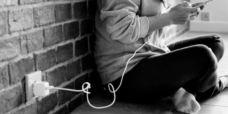 Vai comprar um carregador de celular? Veja quais cuidados tomar