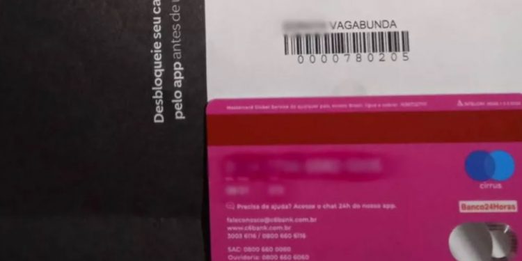 Mulher tem sobrenome trocado por ‘vagabunda’ em cartão de crédito