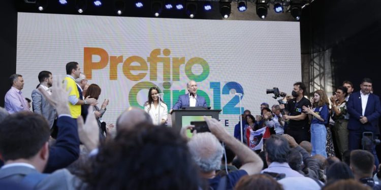 Ciro Gomes oficializa candidatura à Presidência da República pelo PDT