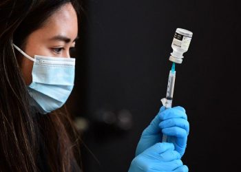 Vacinas evitaram quase 20 milhões de mortes por Covid-19 em 2021, diz estudo