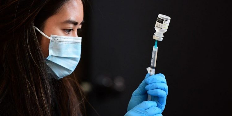 Vacinas evitaram quase 20 milhões de mortes por Covid-19 em 2021, diz estudo