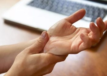 Dores nas articulações de origem inflamatória ou autoimune costumam atingir uma parte pequena dos acometidos pela chikungunya (Foto: Getty via BBC)